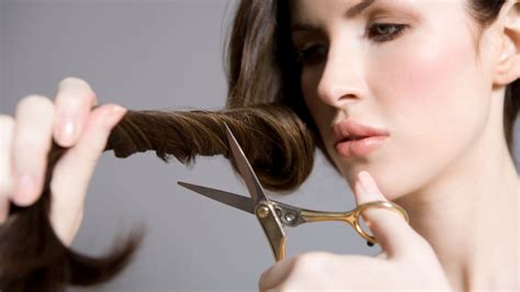 Come tagliarsi i capelli da sola: 5 metodi fai da te efficaci